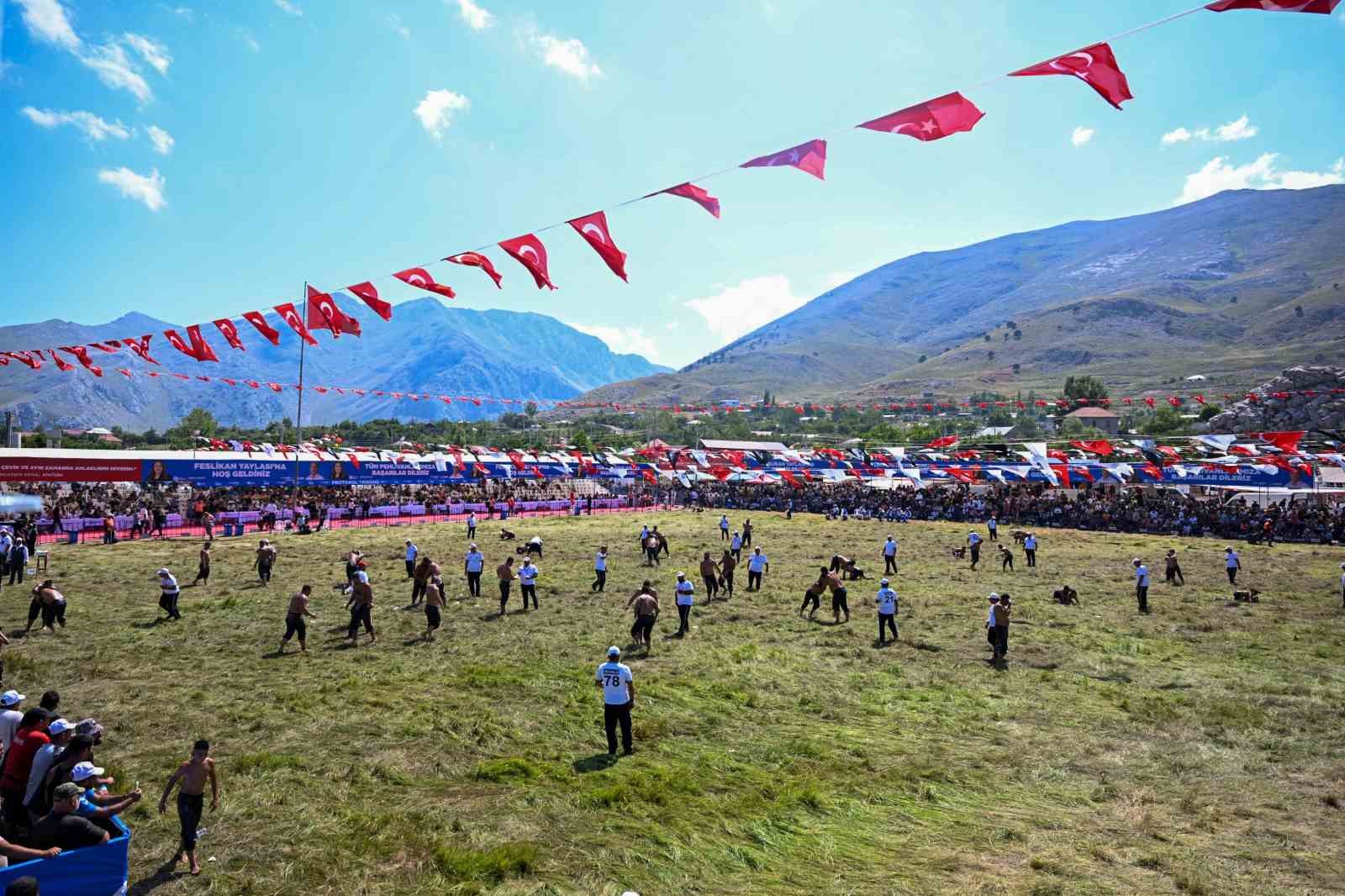 Feslikan Yağlı Pehlivan Güreşleri’ni Başpehlivan Erkan Taş kazandı 5 feslikan yagli pehlivan gureslerini baspehlivan erkan tas kazandi 1 ymtR6qzt