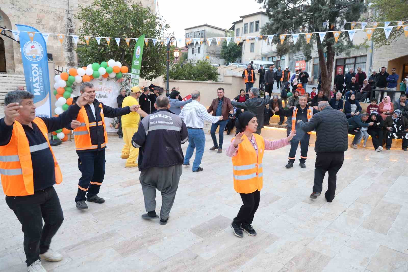 festival alanini hem temizlediler hem eglendiler 3