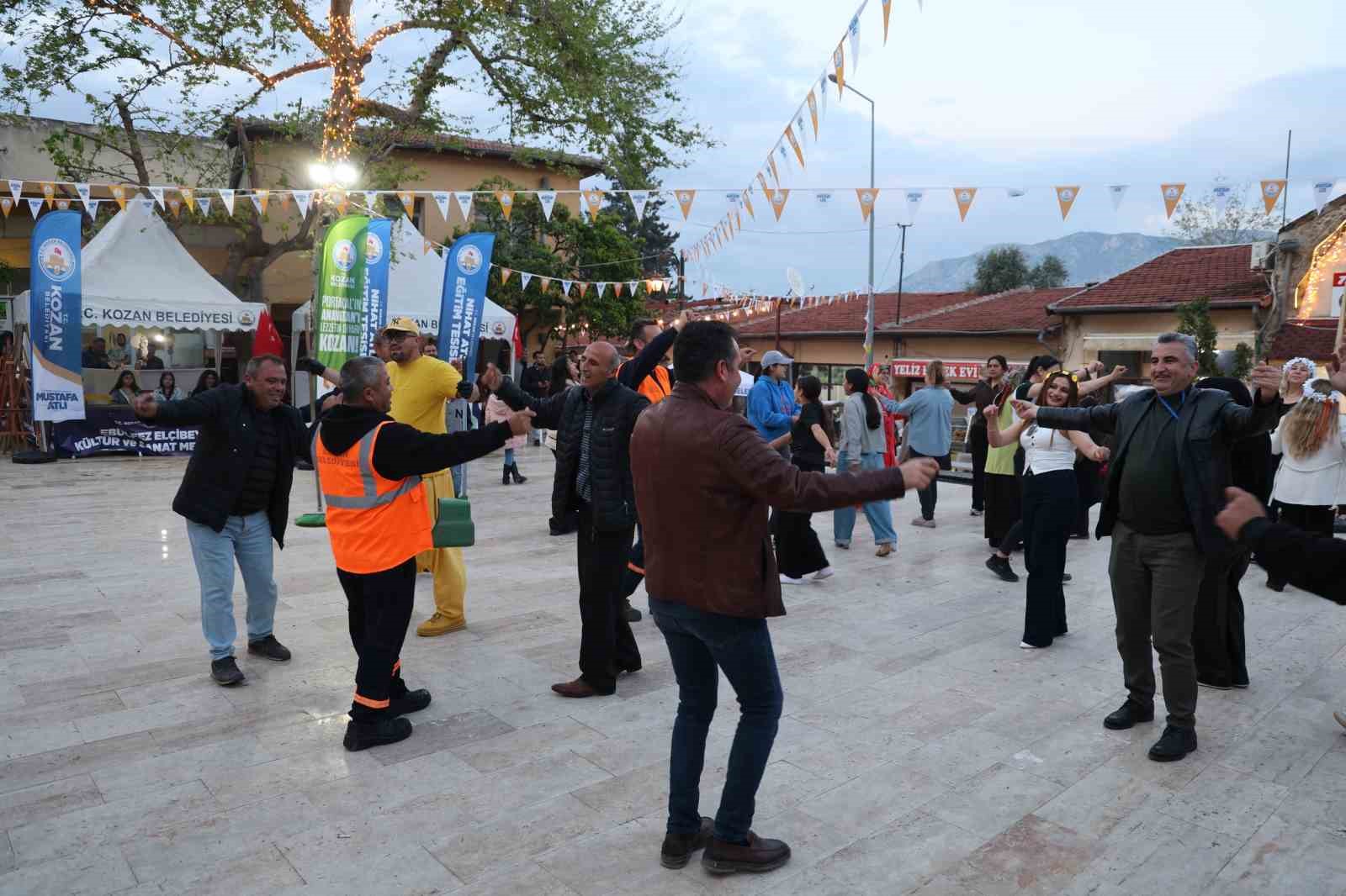 festival alanini hem temizlediler hem eglendiler 6 BWmmbnZF