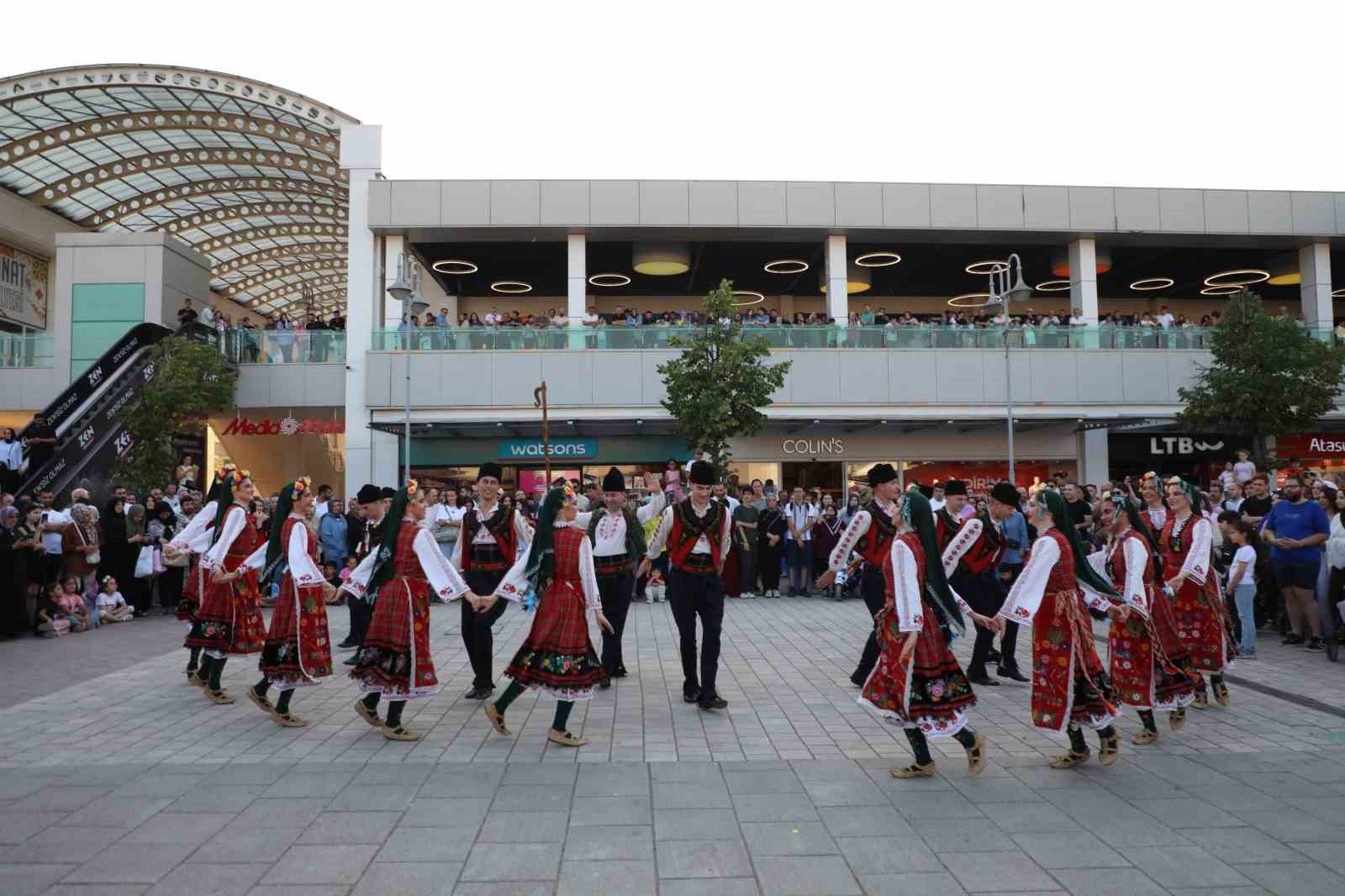 Festival coşkusu İnegöl’ün dört bir yanını sardı 4 festival coskusu inegolun dort bir yanini sardi 0 q7BBViqg
