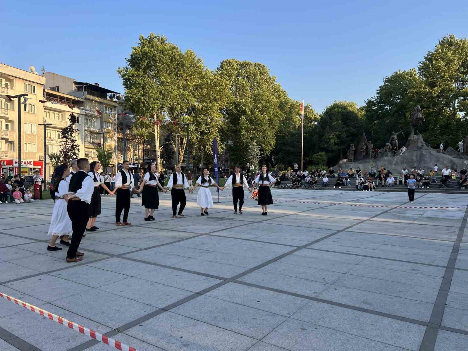 Festival coşkusu İnegöl’ün dört bir yanını sardı 6 festival coskusu inegolun dort bir yanini sardi 2 dXMOyipV