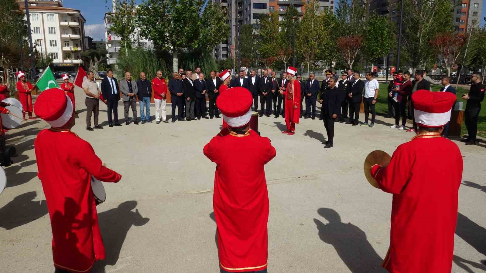Festivalde kurulan sofradaki yemek ve tatlılar 10 dakikada tükendi 4 festivalde kurulan sofradaki yemek ve tatlilar 10 dakikada tukendi 0 UnajAS4F