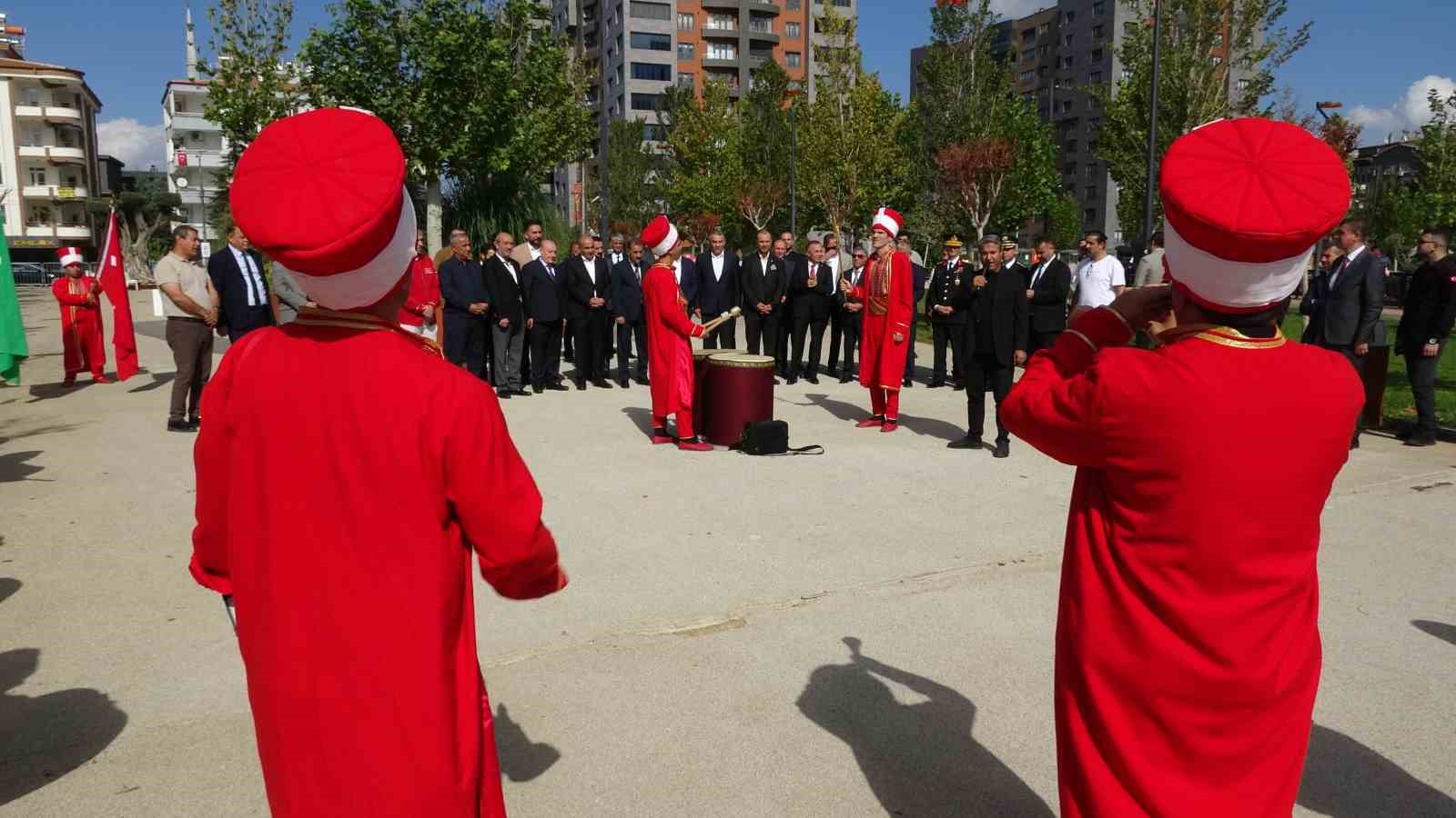 Festivalde kurulan sofradaki yemek ve tatlılar 10 dakikada tükendi 5 festivalde kurulan sofradaki yemek ve tatlilar 10 dakikada tukendi 1