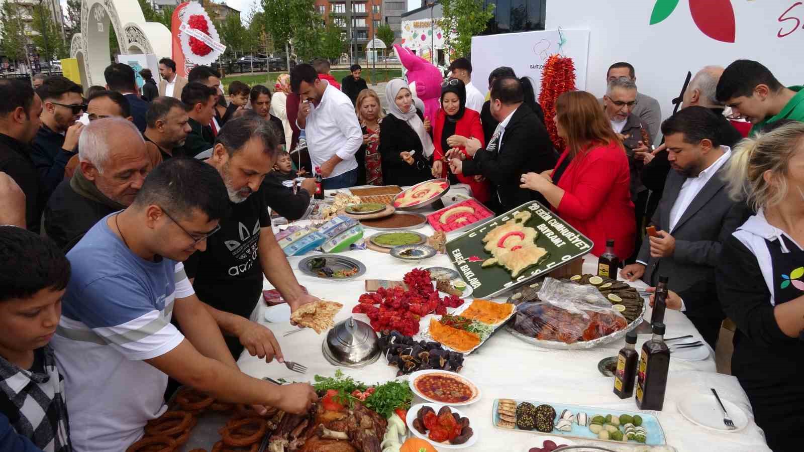 Festivalde kurulan sofradaki yemek ve tatlılar 10 dakikada tükendi 6 festivalde kurulan sofradaki yemek ve tatlilar 10 dakikada tukendi 2 EKcluA8N