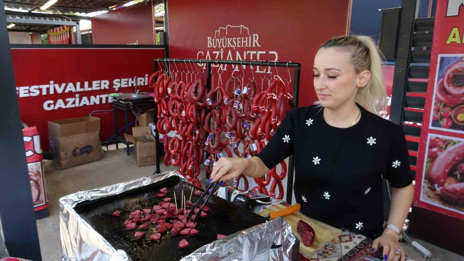 Festivalde kurulan sofradaki yemek ve tatlılar 10 dakikada tükendi 7 festivalde kurulan sofradaki yemek ve tatlilar 10 dakikada tukendi 3 U8P8gFsH