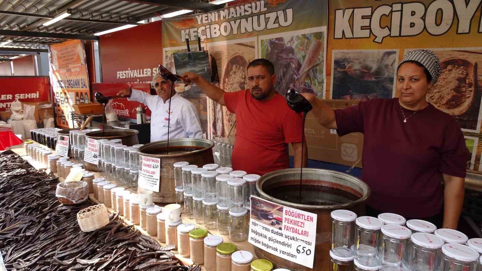 Festivalde kurulan sofradaki yemek ve tatlılar 10 dakikada tükendi 8 festivalde kurulan sofradaki yemek ve tatlilar 10 dakikada tukendi 4 6MkO9ZUU