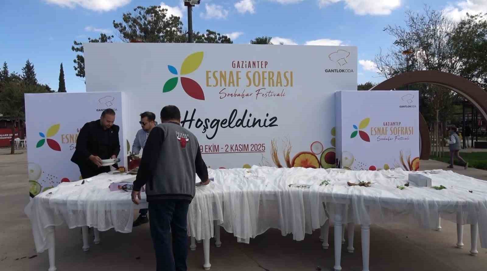 Festivalde kurulan sofradaki yemek ve tatlılar 10 dakikada tükendi 9 festivalde kurulan sofradaki yemek ve tatlilar 10 dakikada tukendi 5 m8aHPM2I