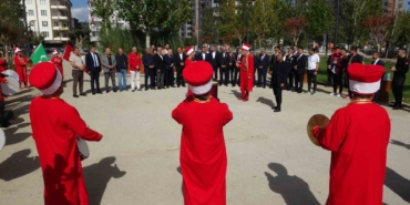 festivalde-kurulan-sofradaki-yemek-ve-tatlilar-10-dakikada-tukendi-BAdnXfhd.jpg