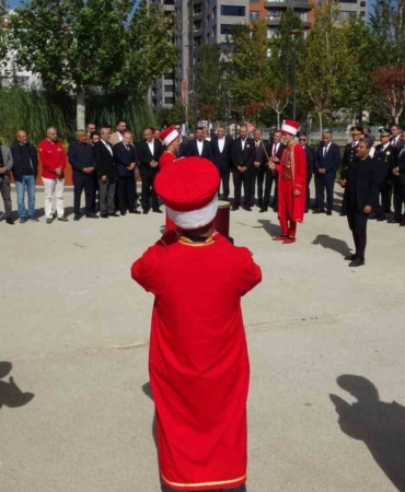 festivalde-kurulan-sofradaki-yemek-ve-tatlilar-10-dakikada-tukendi-BAdnXfhd.jpg
