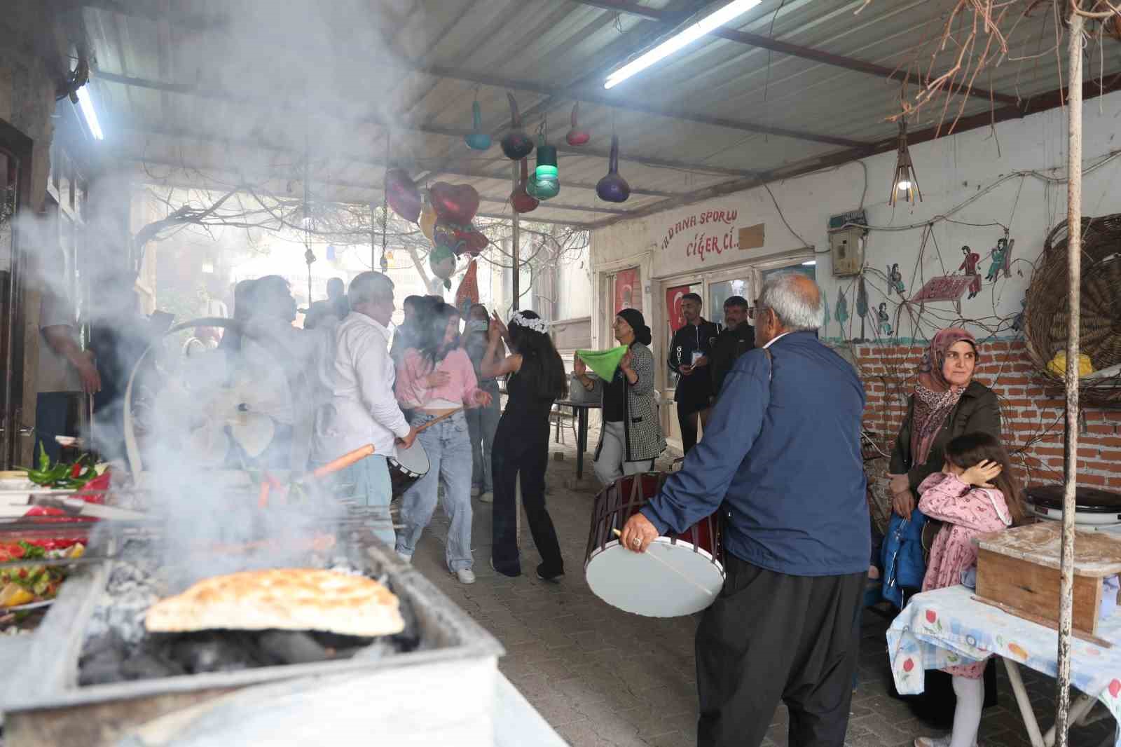Festivalde Osmanlı geleneği yaşatıldı, ciğer tezgahları davul zurna ile şenlendi 5 festivalde osmanli gelenegi yasatildi ciger tezgahlari davul zurna ile senlendi 1 fQJlyd6T