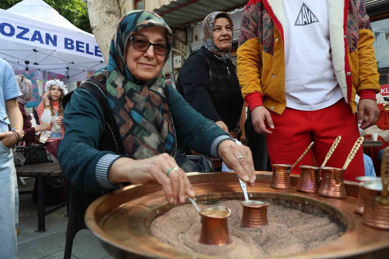 Festivalde Osmanlı geleneği yaşatıldı, ciğer tezgahları davul zurna ile şenlendi 14 festivalde osmanli gelenegi yasatildi ciger tezgahlari davul zurna ile senlendi 10 Q8VJnPWq