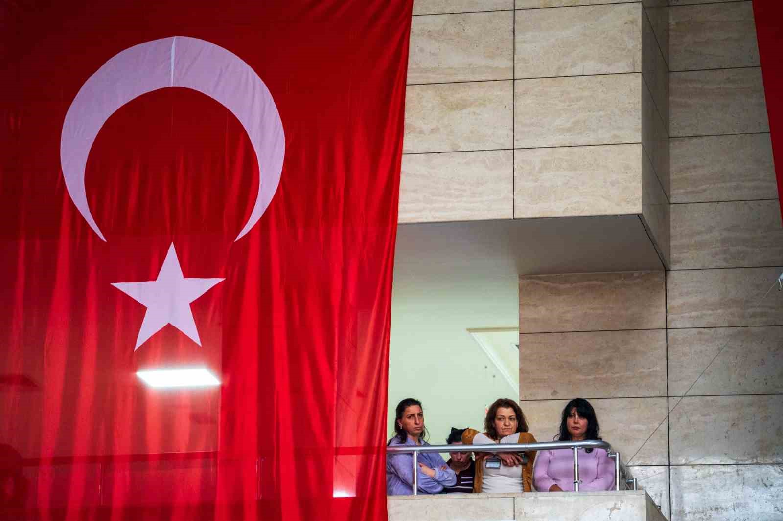 fethi sekin sehit dustugu yerde karanfillerle anildi 1 VaXvWnfj