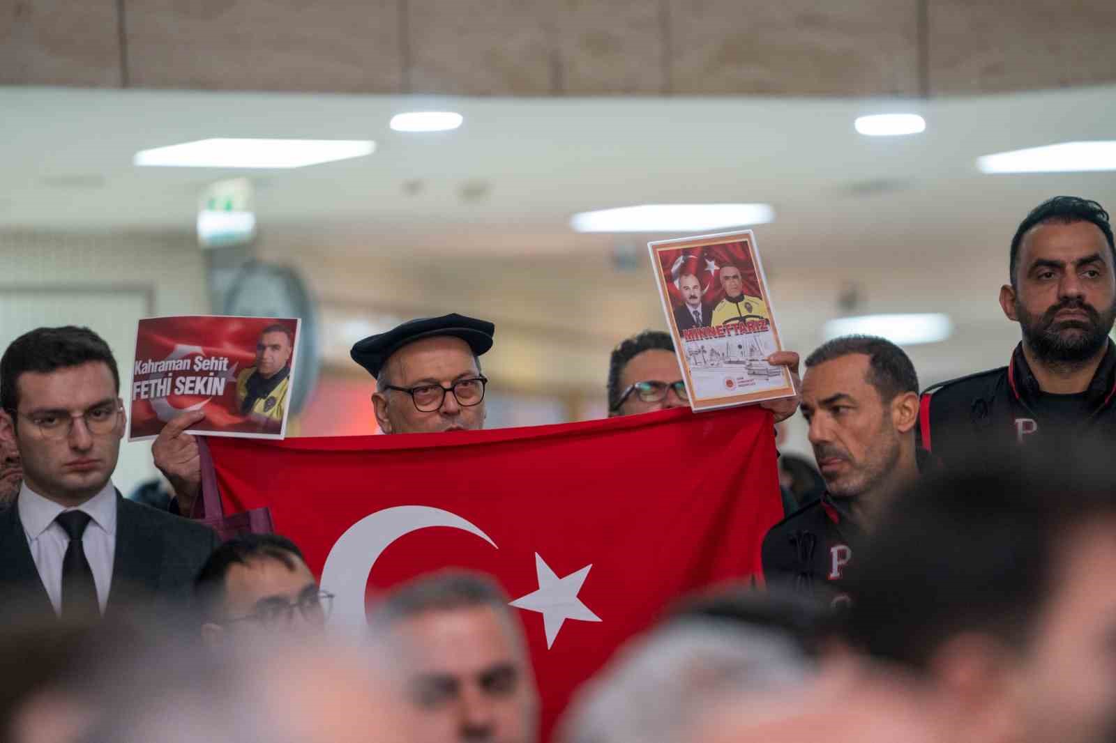 fethi sekin sehit dustugu yerde karanfillerle anildi 12 wjIKmCgz