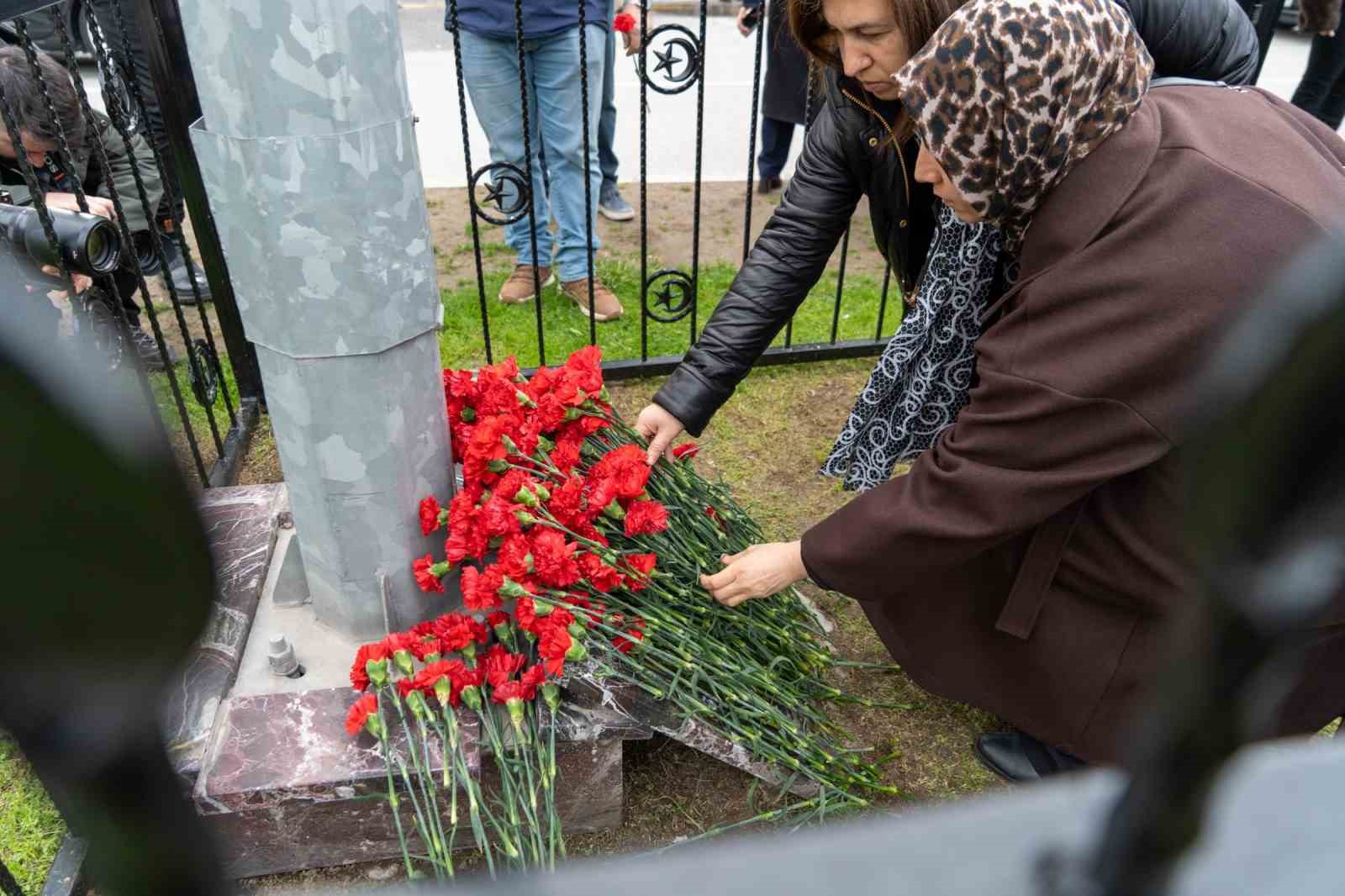 fethi sekin sehit dustugu yerde karanfillerle anildi 16