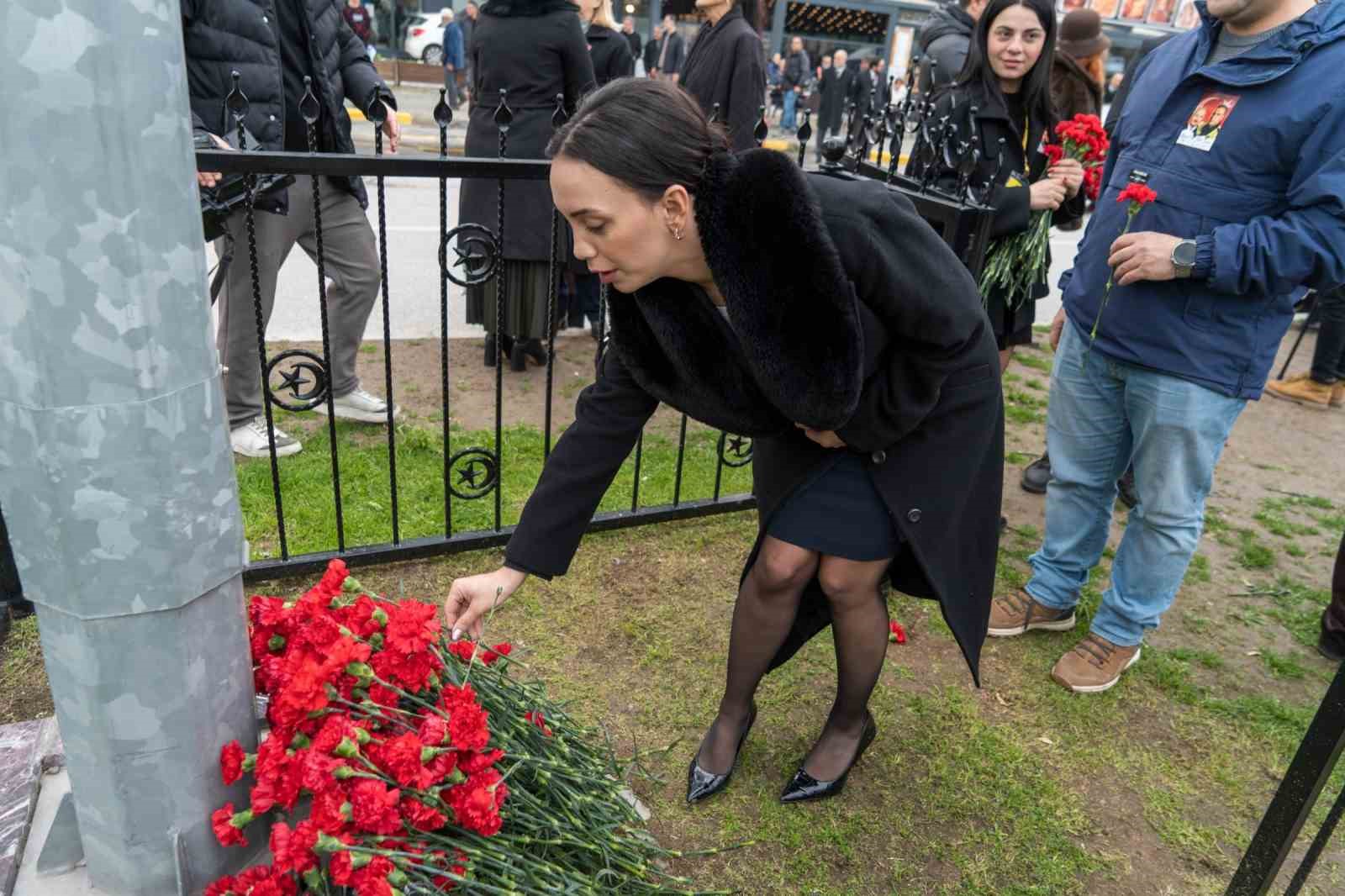 fethi sekin sehit dustugu yerde karanfillerle anildi 17 Kuk4BBzL
