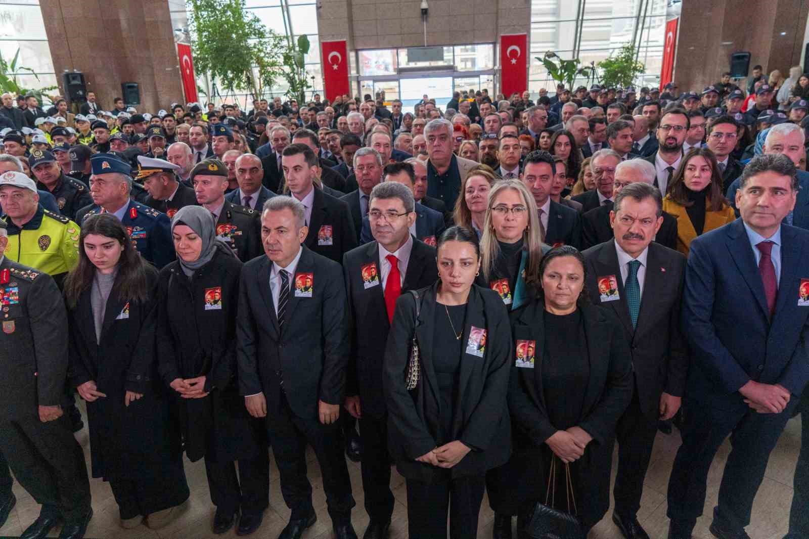 fethi sekin sehit dustugu yerde karanfillerle anildi 4