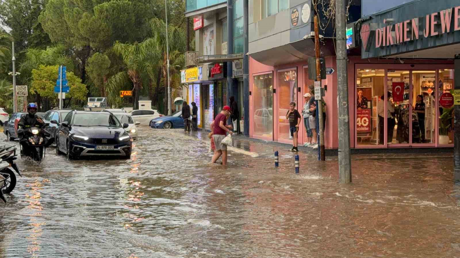 Fethiye sağanak yağışa teslim oldu, ev ve iş yerleri sular altında kaldı 4 fethiye saganak yagisa teslim oldu ev ve is yerleri sular altinda kaldi 0 fwwVFqTs