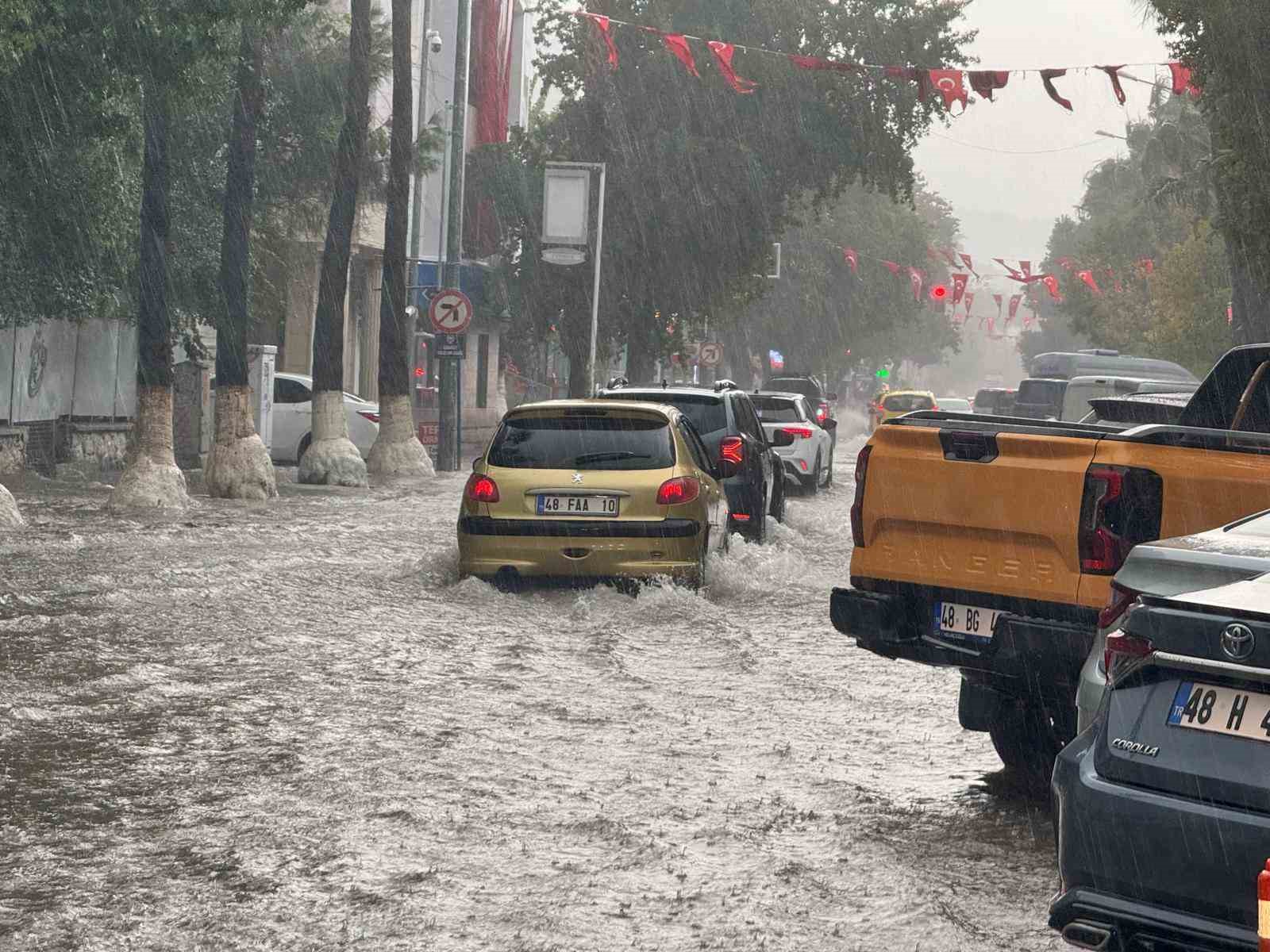 Fethiye sağanak yağışa teslim oldu, ev ve iş yerleri sular altında kaldı 5 fethiye saganak yagisa teslim oldu ev ve is yerleri sular altinda kaldi 1 tsBeKTUj