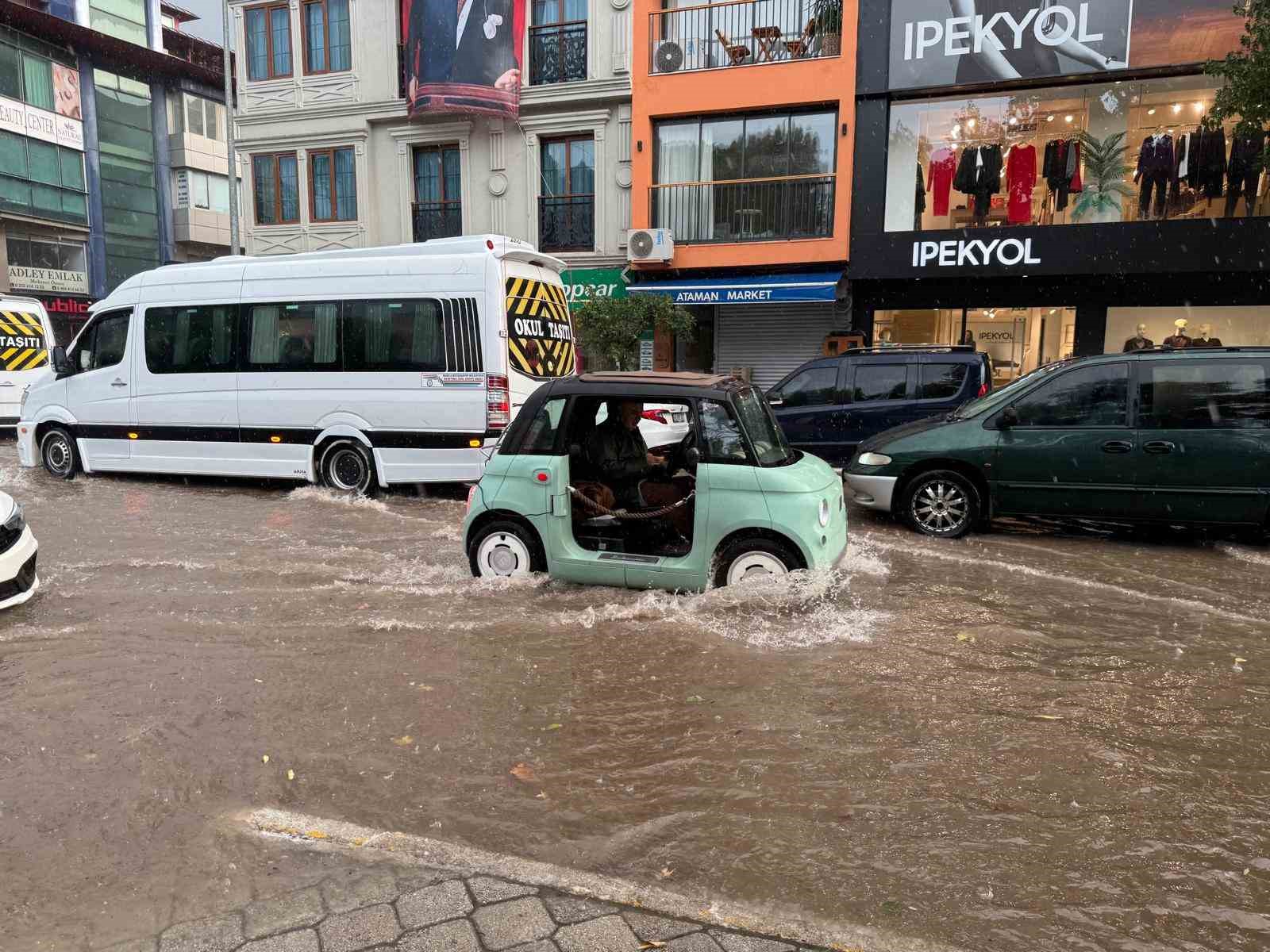 Fethiye sağanak yağışa teslim oldu, ev ve iş yerleri sular altında kaldı 6 fethiye saganak yagisa teslim oldu ev ve is yerleri sular altinda kaldi 2 mIOAaiPp