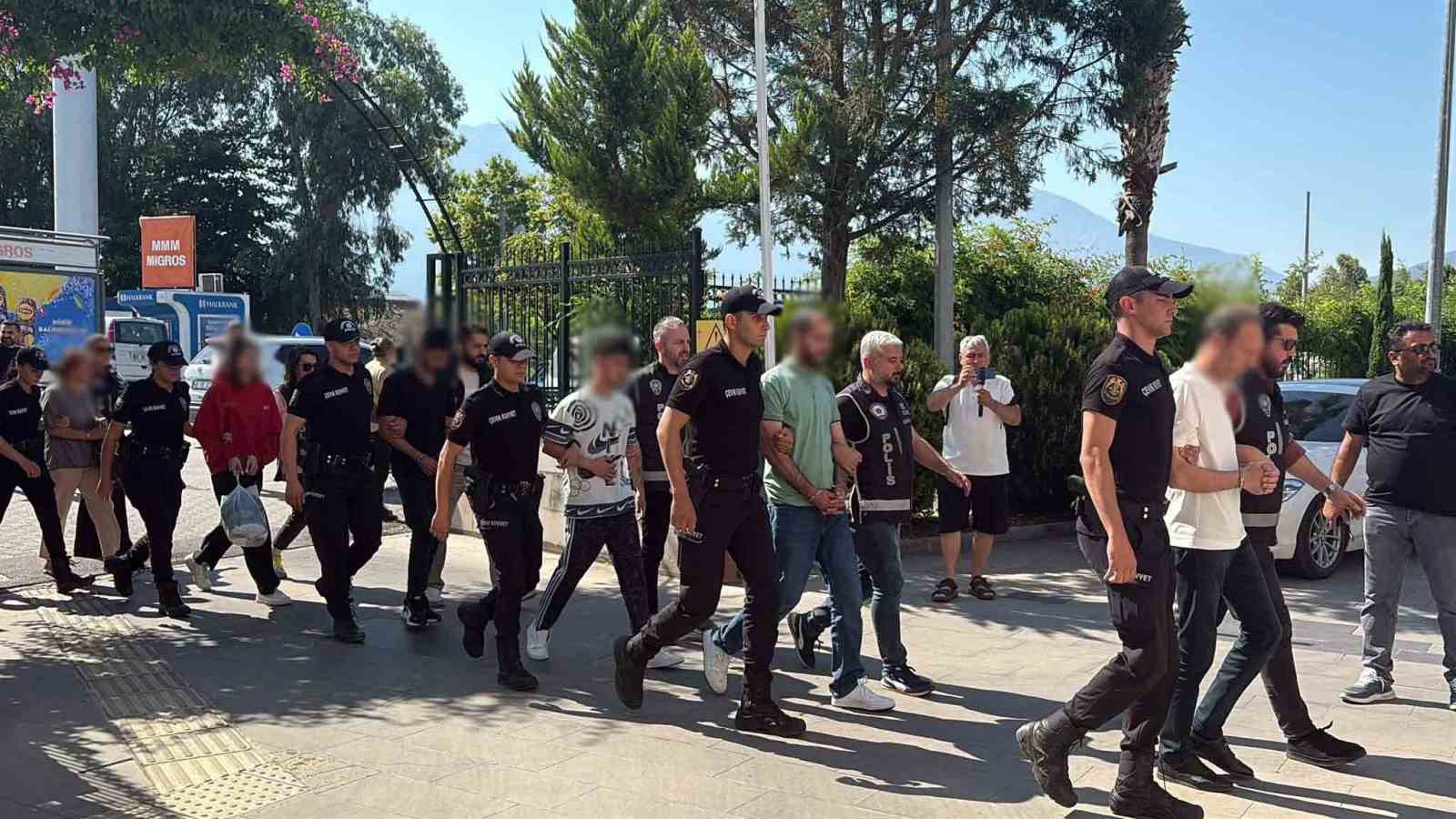 Fethiye’de Daltonlar ve Casperlar soruşturmasında yeni operasyon: 22 gözaltı 5 fethiyede daltonlar ve casperlar sorusturmasinda yeni operasyon 22 gozalti 1 zylerWe2