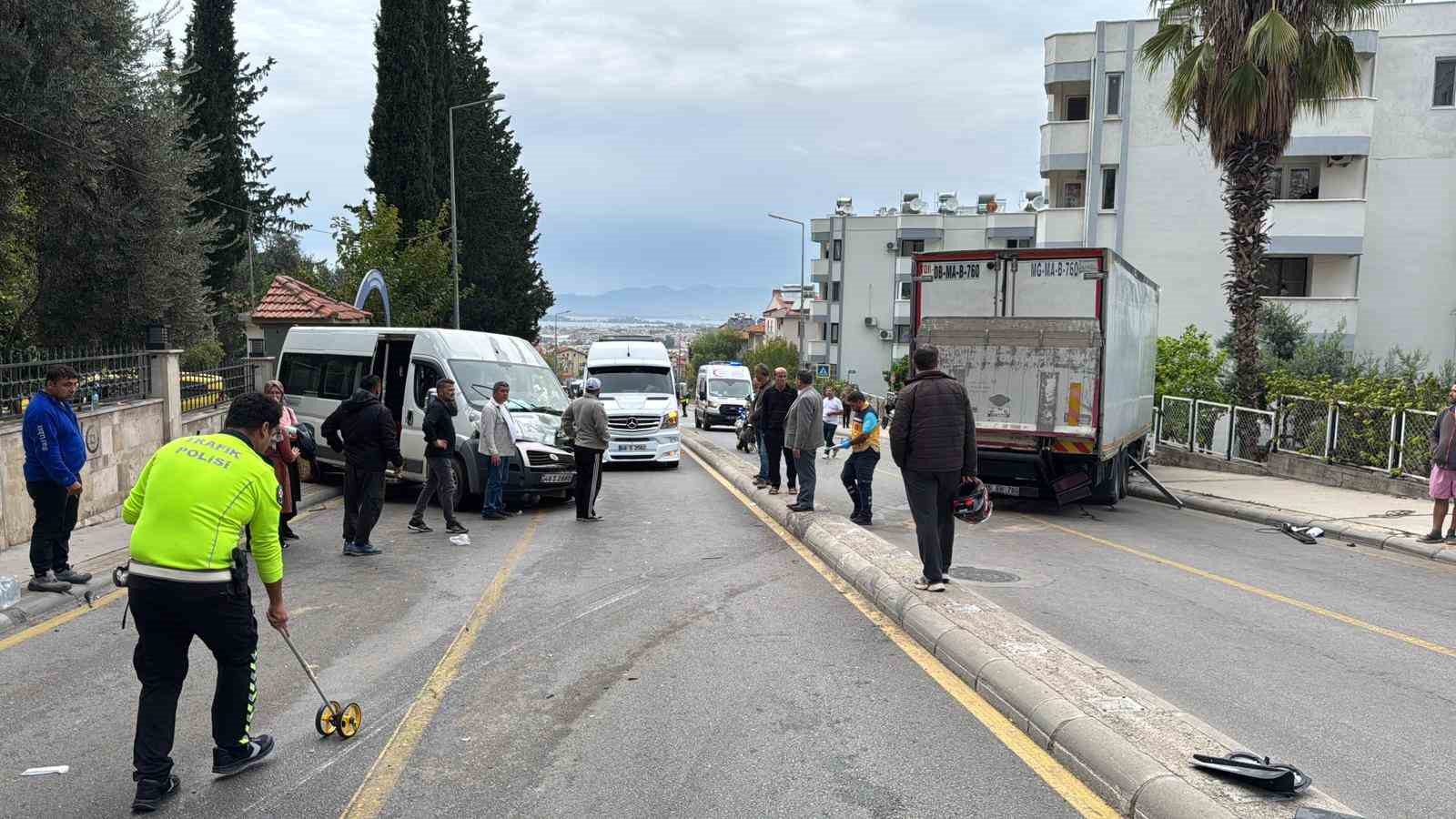 fethiyede freni patlayan kamyon ogrenci servisine carpti 1
