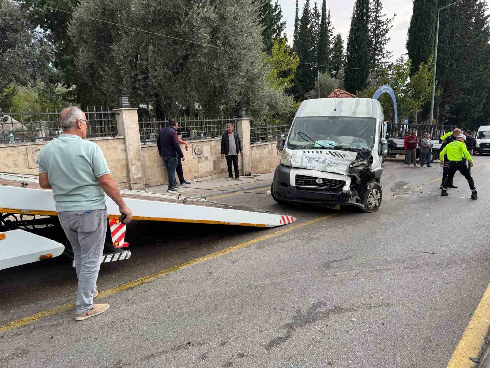 fethiyede freni patlayan kamyon ogrenci servisine carpti 2 vm94TPaJ