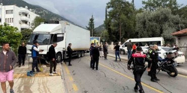 fethiyede-freni-patlayan-kamyon-ogrenci-servisine-carpti-2JhNPVdr.jpg
