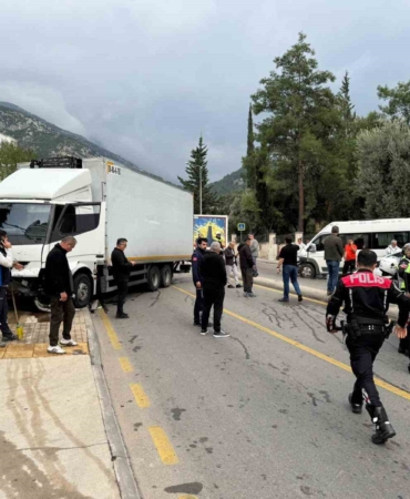 fethiyede-freni-patlayan-kamyon-ogrenci-servisine-carpti-2JhNPVdr.jpg