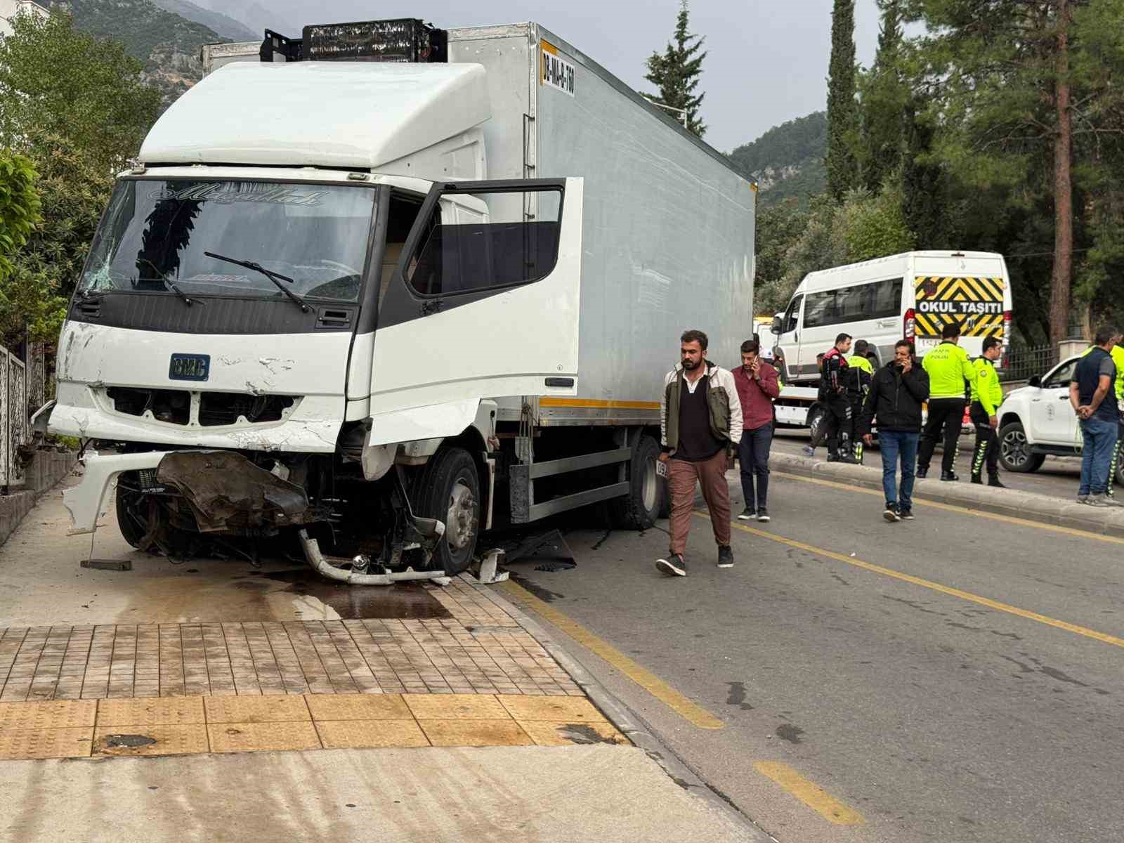 fethiyede freni patlayan kamyon ogrenci servisine carpti 3 LqXDOMa3