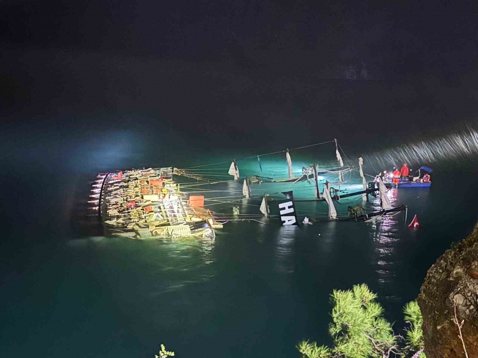 fethiyede kayaliklara carparak batan teknedeki 6 kisi kurtarildi 1 kisi kayip 2