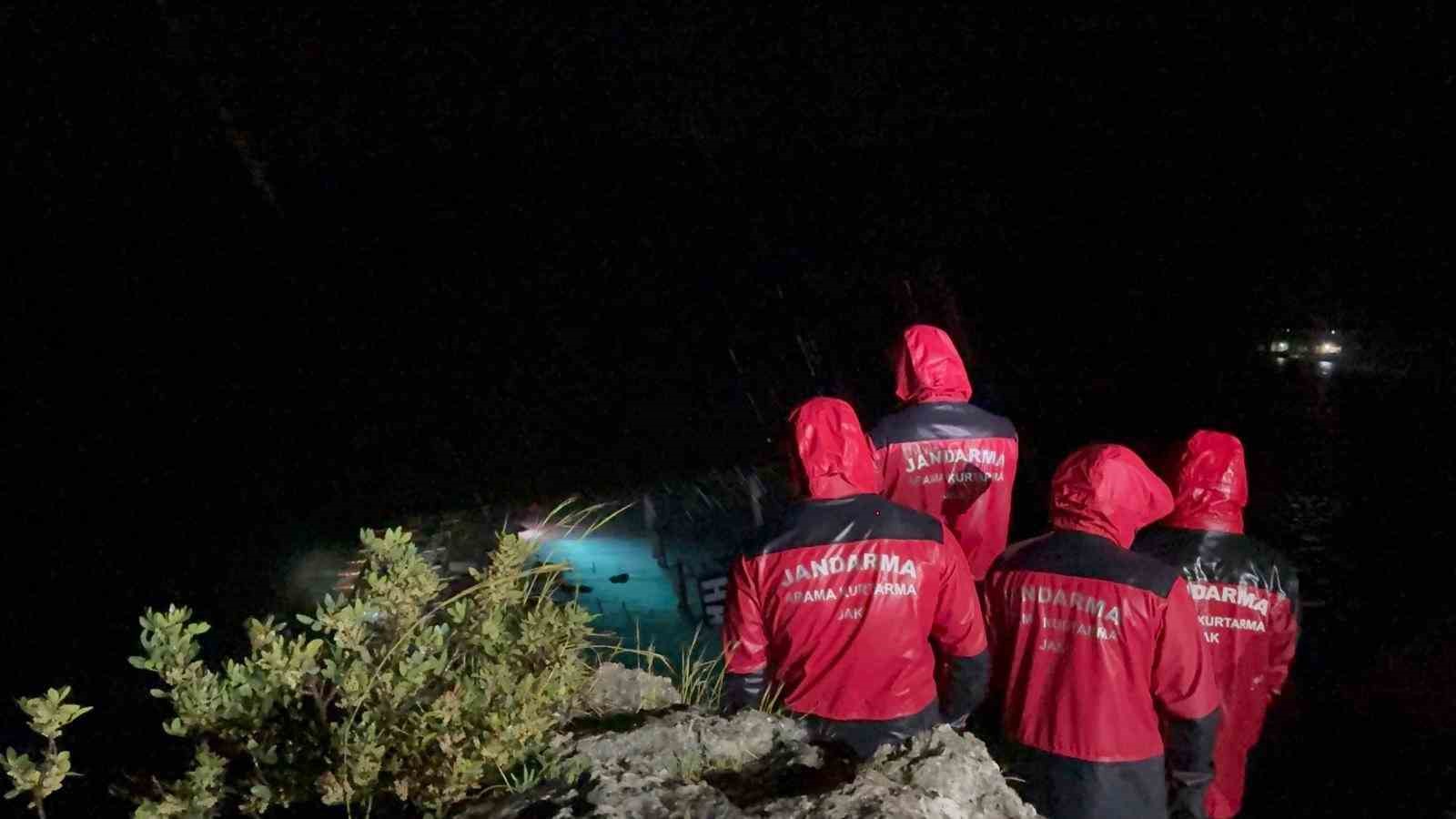 fethiyede kayaliklara carparak batan teknedeki 6 kisi kurtarildi 1 kisi kayip 6 GWt2ZwZV