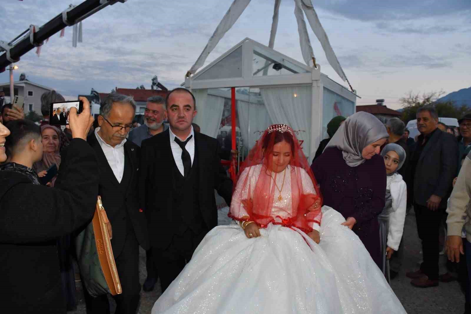 fethiyede sira disi dugun gelin ve damat cam vitrinde 0 vRa9I4hd