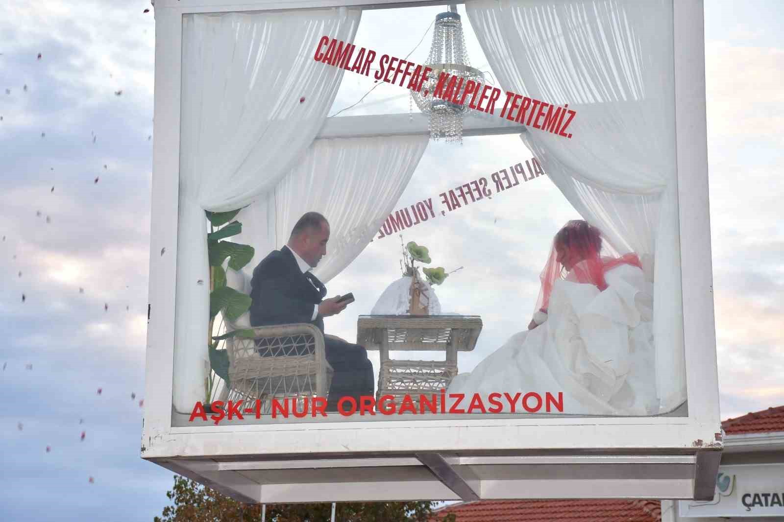 fethiyede sira disi dugun gelin ve damat cam vitrinde 1 sejWGVeC