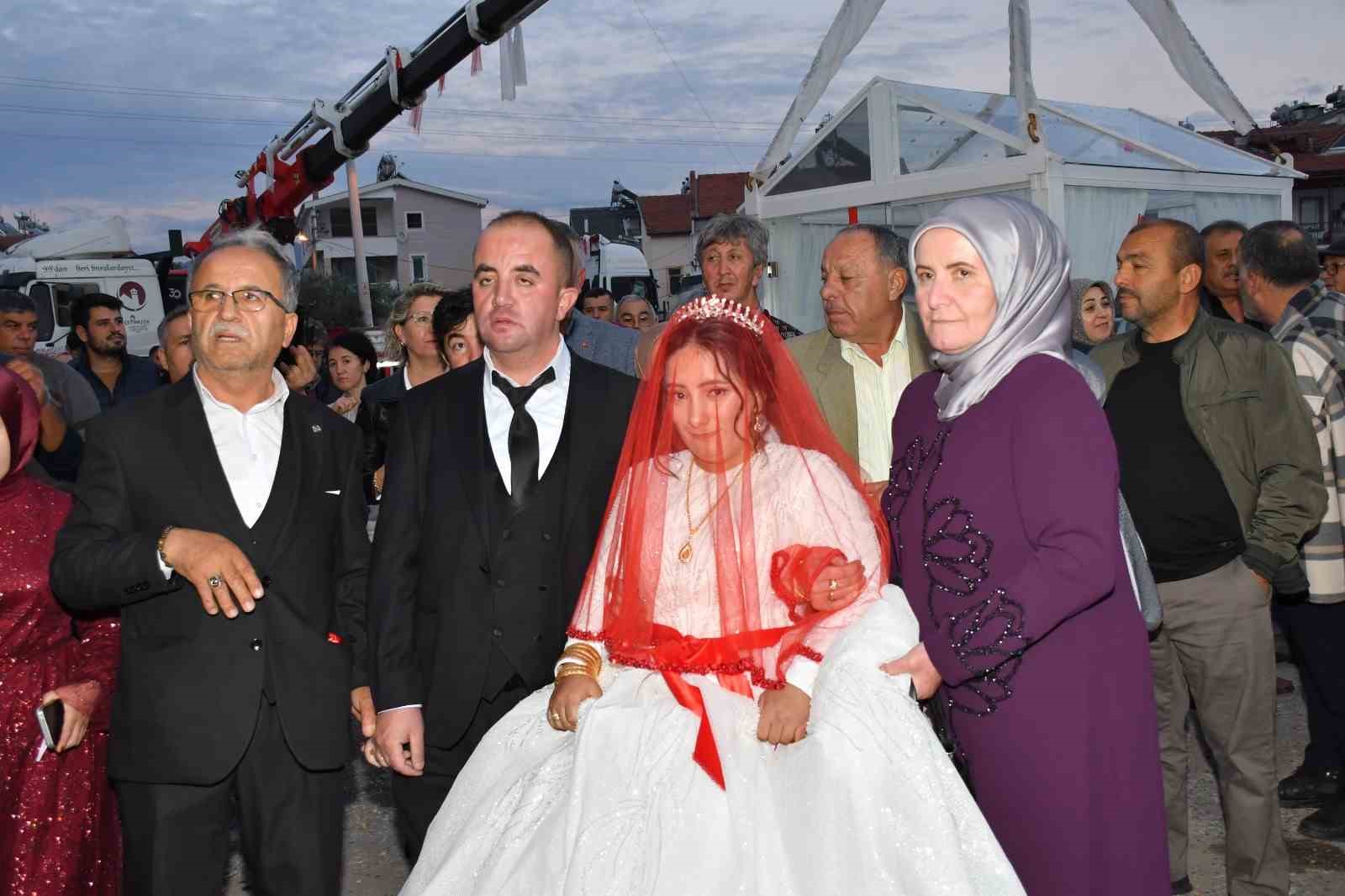 fethiyede sira disi dugun gelin ve damat cam vitrinde 4 rWJzukRE