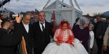 fethiyede-sira-disi-dugun-gelin-ve-damat-cam-vitrinde-RqJqwX9Z.jpg