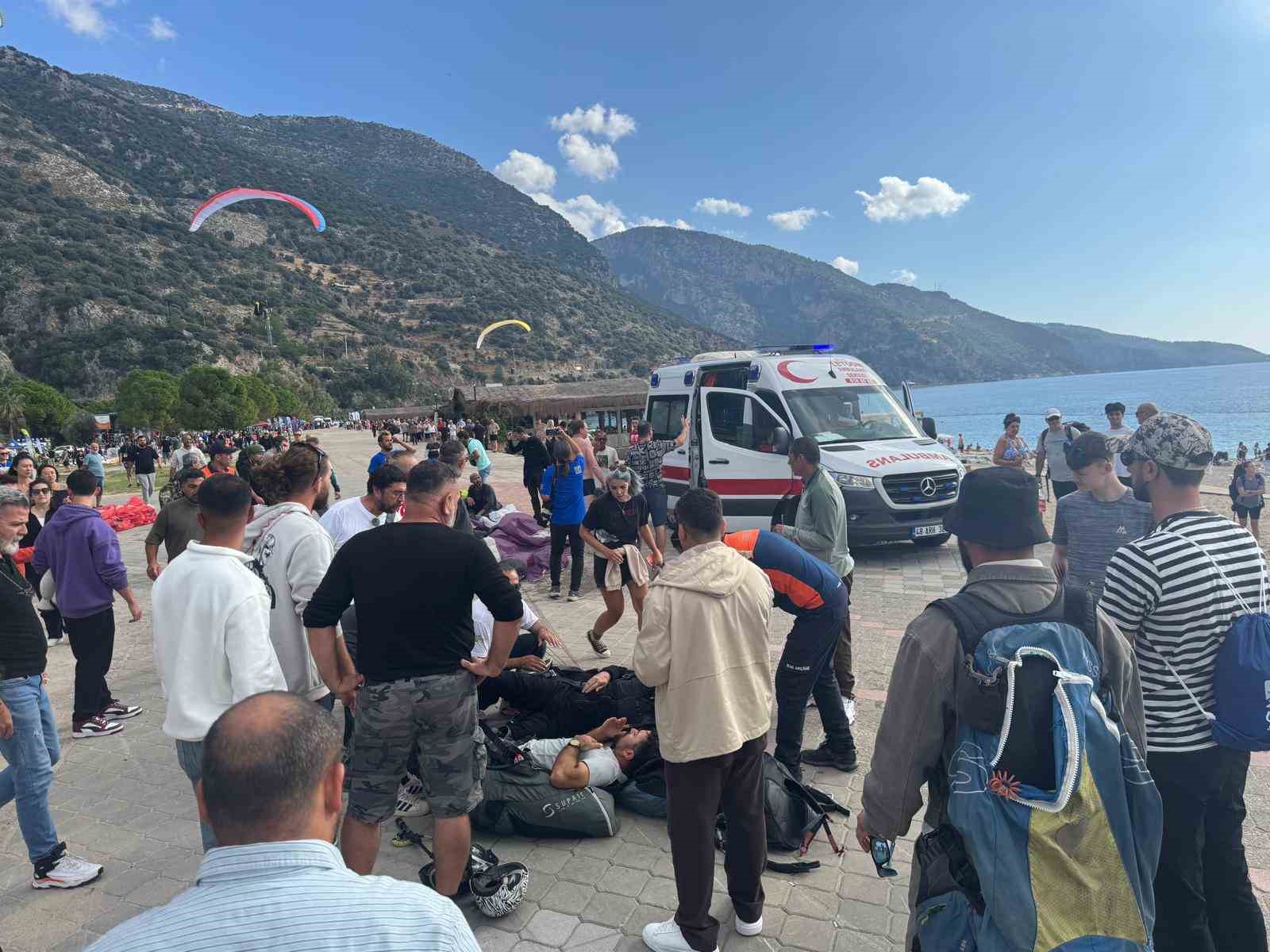 fethiyede yamac parasutleri havada carpisti 3 yarali 2