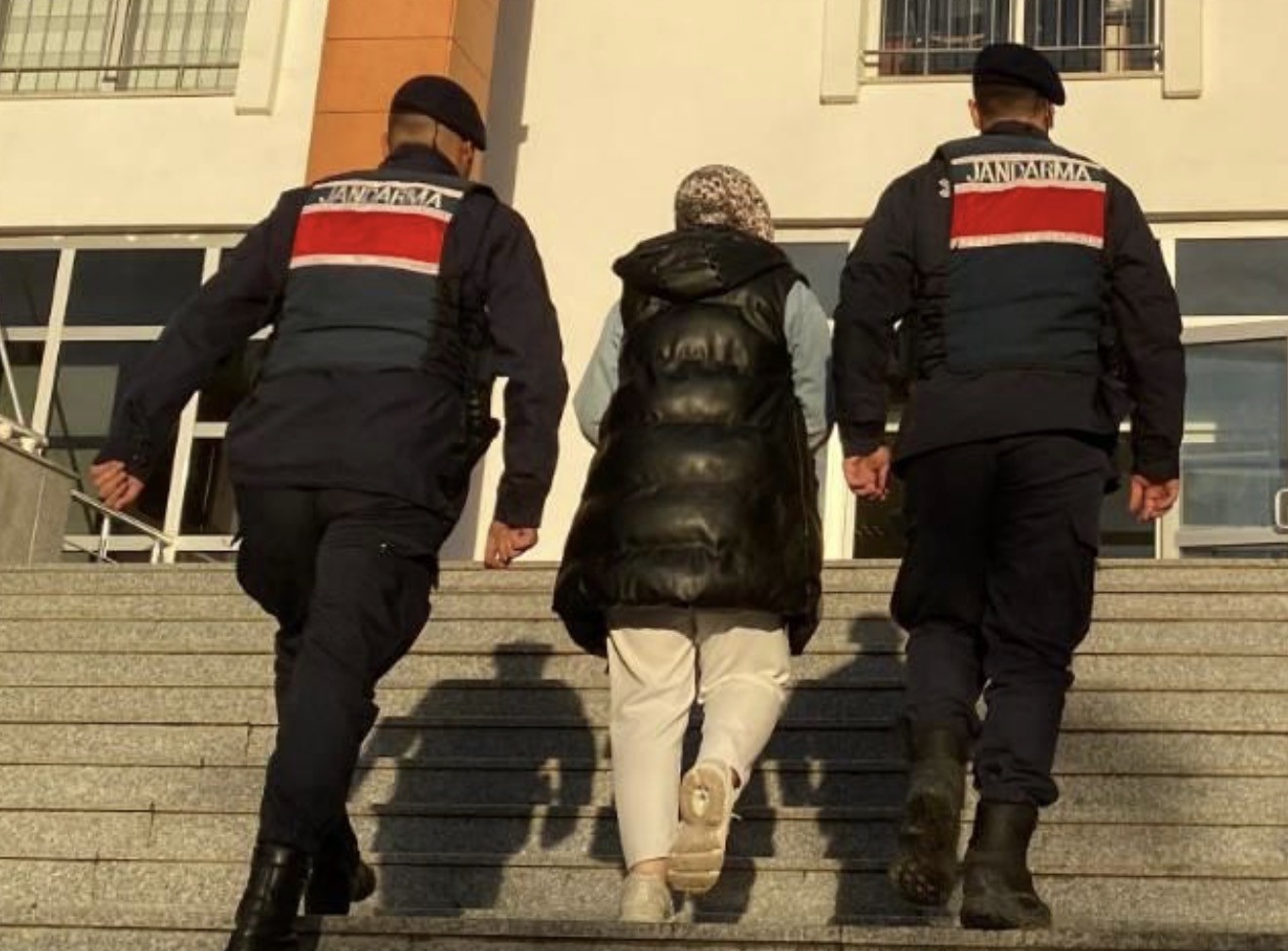FETÖ üyeliğinden aranan kadın, jandarma tarafından yakalandı 4 feto uyeliginden aranan kadin jandarma tarafindan yakalandi 0 bbIXWkgj