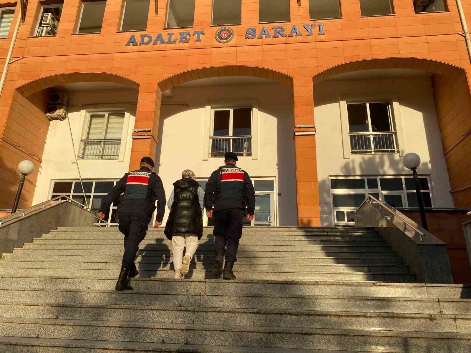 FETÖ üyeliğinden aranan kadın, jandarma tarafından yakalandı 5 feto uyeliginden aranan kadin jandarma tarafindan yakalandi 1