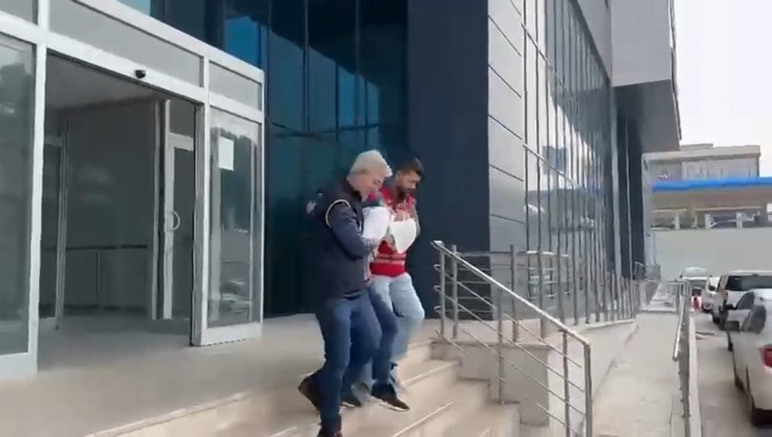feto yalaniyla dolandiricilik sahte polis altin dolu cantayla kacarken yakalandi 1 8ktdwbpk