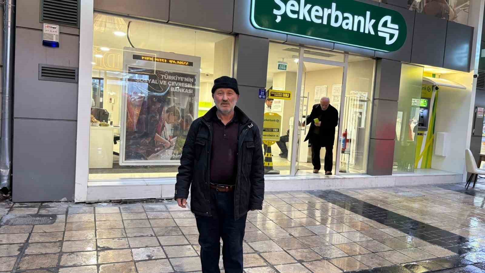 feto yalaniyla dolandirilmaktan arkadasi kurtardi 0 2znKUWaL