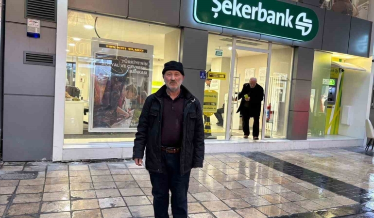 feto-yalaniyla-dolandirilmaktan-arkadasi-kurtardi-cbstLuss.jpg