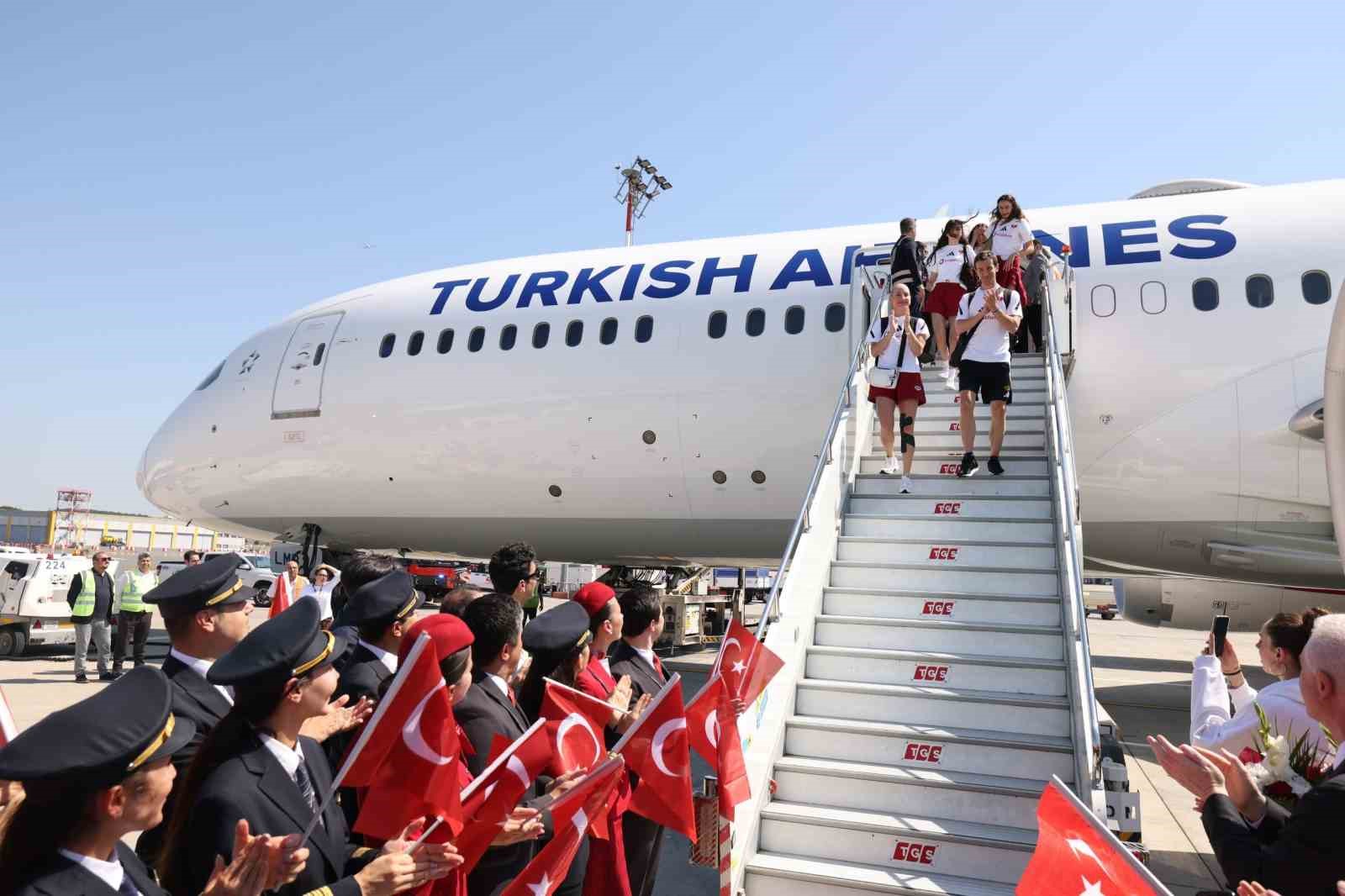 filenin sultanlarina thyden coskulu karsilama 0 XLWwUQiL
