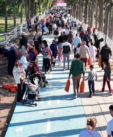 filesini-eline-alan-vatandaslar-dalindan-bedava-narenciye-topladi-D6lJM1xP.jpg
