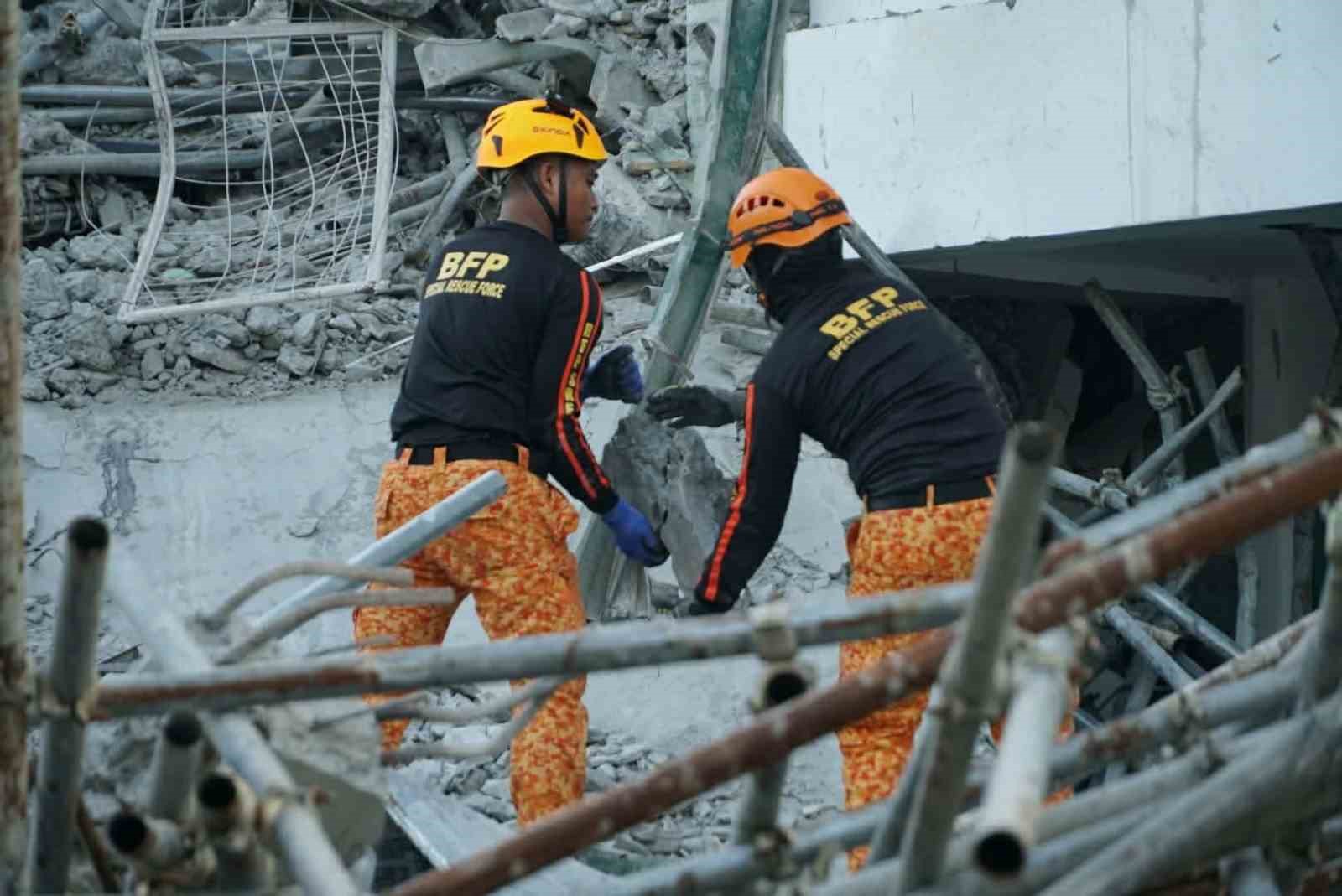 filipinlerde insaat halindeki bina coktu 1 olu 22 kisi enkaz altinda 1 nnXh24tO