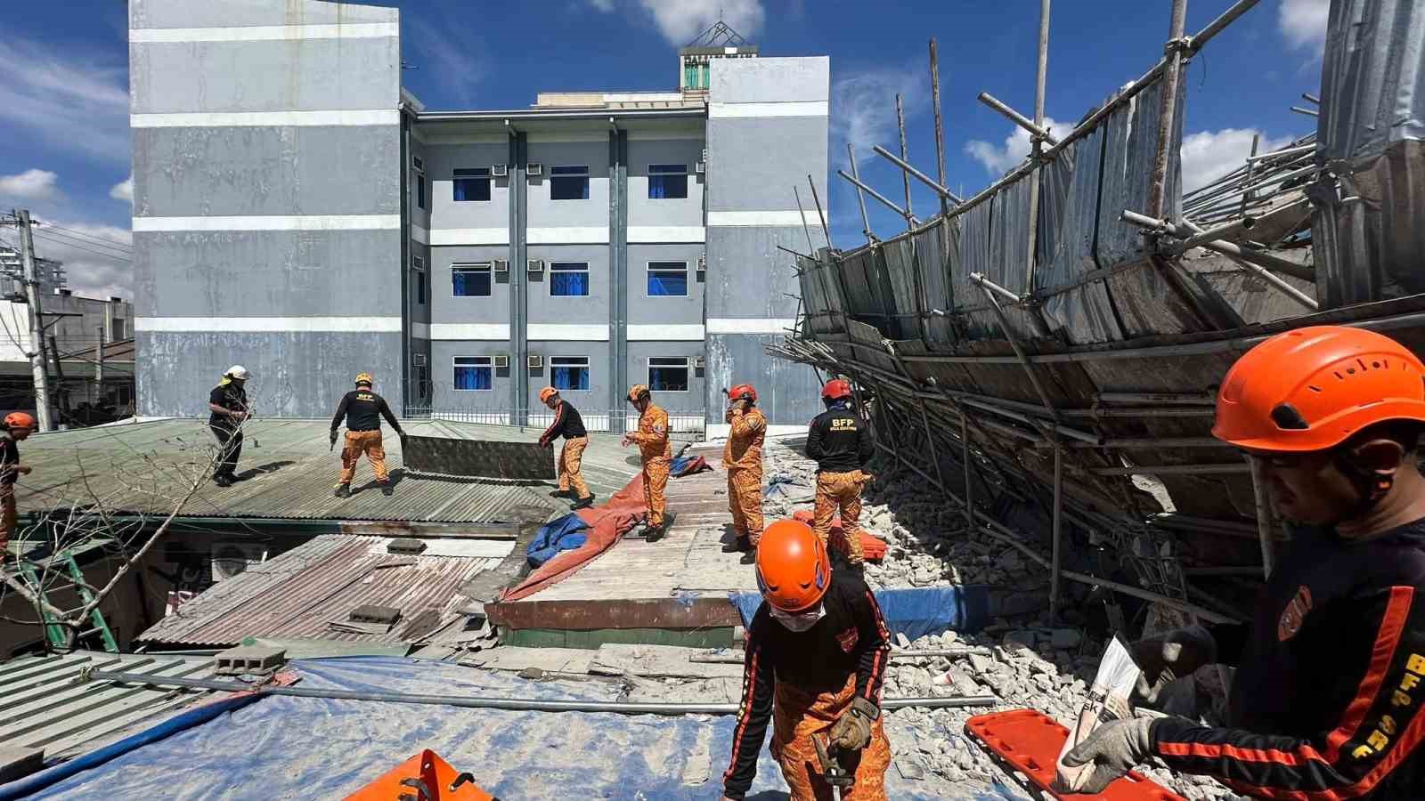 filipinlerde insaat halindeki bina coktu 1 olu 22 kisi enkaz altinda 2 Gid5qkUV