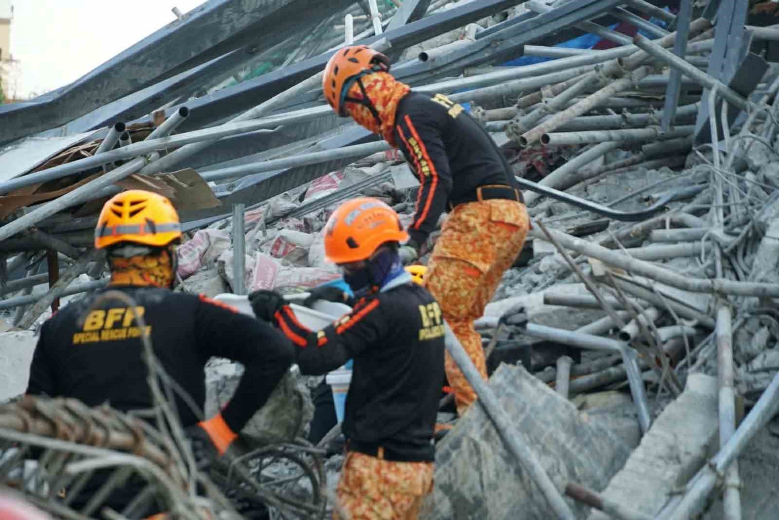 filipinlerde insaat halindeki bina coktu 1 olu 22 kisi enkaz altinda 4