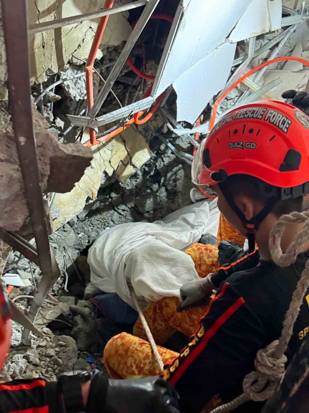 filipinlerde insaat halindeki bina coktu 1 olu 22 kisi enkaz altinda 6 FA6vuV4j