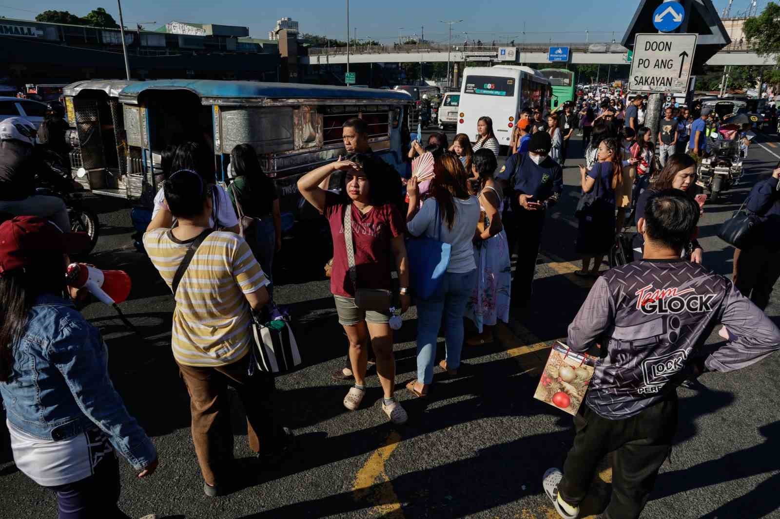 Filipinler’de ulaşım sendikaları artan yakıt fiyatlarına karşı iş bıraktı 5 filipinlerde ulasim sendikalari artan yakit fiyatlarina karsi is birakti 1 iT9Ht89P