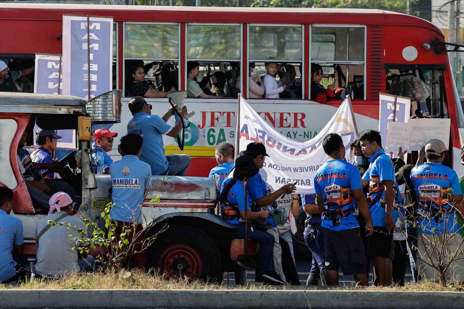 Filipinler’de ulaşım sendikaları artan yakıt fiyatlarına karşı iş bıraktı 7 filipinlerde ulasim sendikalari artan yakit fiyatlarina karsi is birakti 3 FgHR2uqC