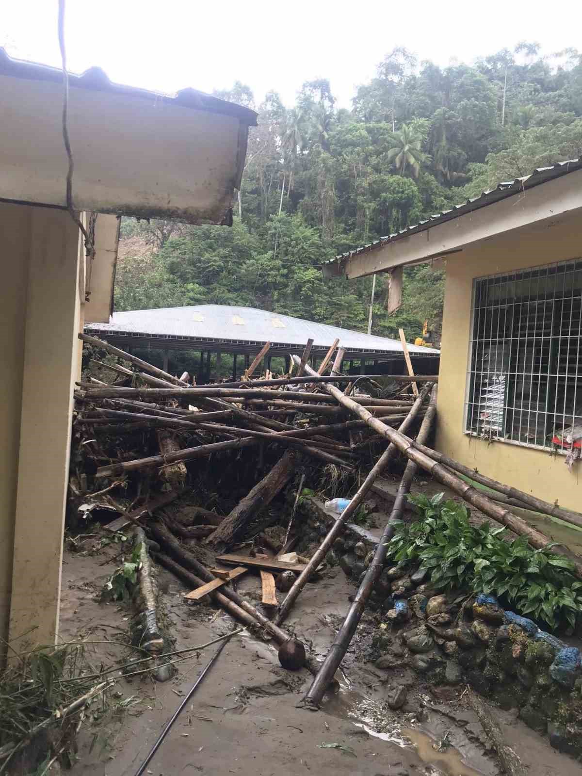 filipinleri tropikal firtina vurdu 12 olu 7 FyKDAO7G